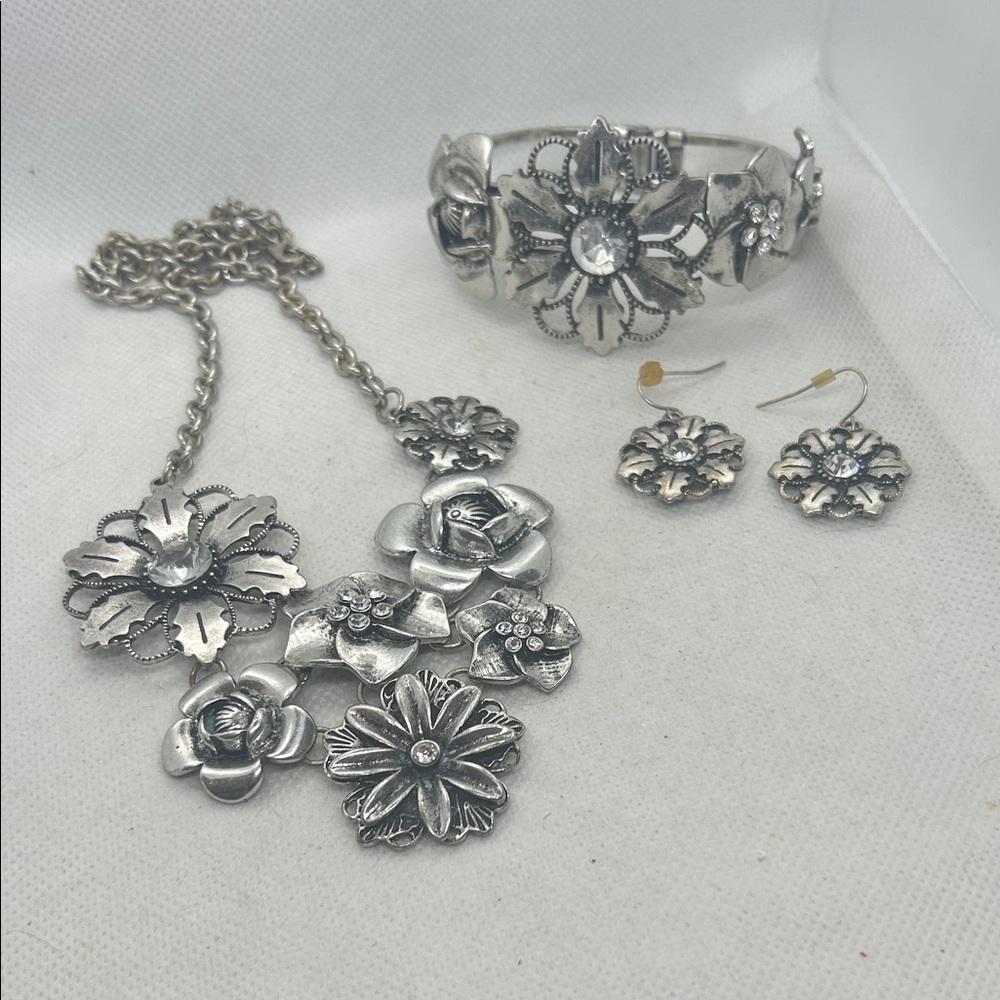 Floral Silver Jewelry Set